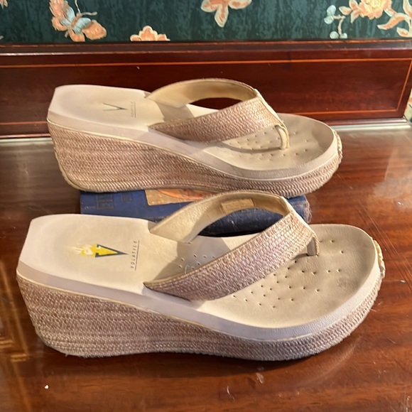 Volatile Platform Sandals - Picture 2 of 7